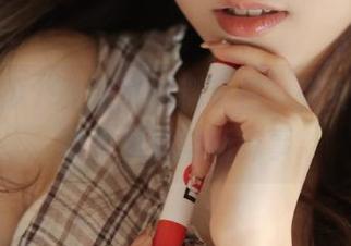 91吃瓜爆料专栏，少女边观看边发布瓜闻新鲜事