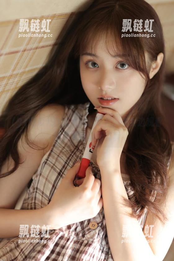 91吃瓜 91吃瓜爆料专栏,少女边观看边发布瓜闻新鲜事